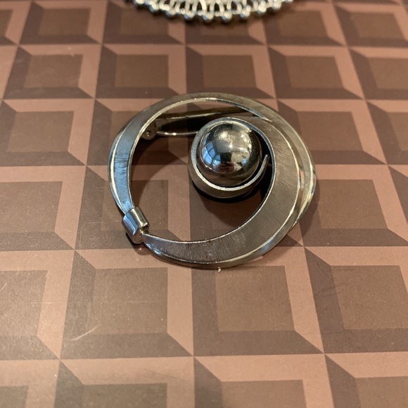 Five Silver Toned Brooches - Picture 6 of 11